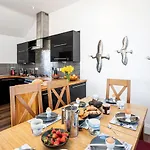 Finest Retreats - Walney Island Lighthouse Rampside
