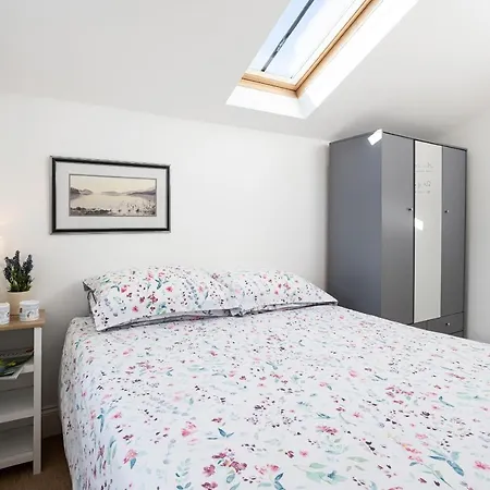 Finest Retreats - Walney Island Lighthouse * Rampside