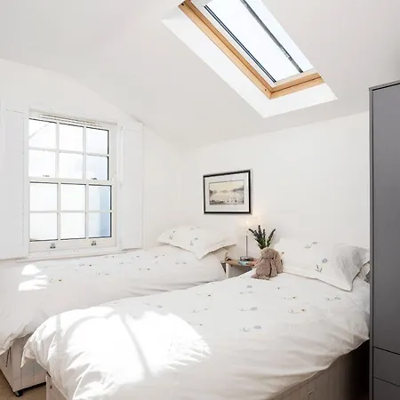 Finest Retreats - Walney Island Lighthouse * Rampside