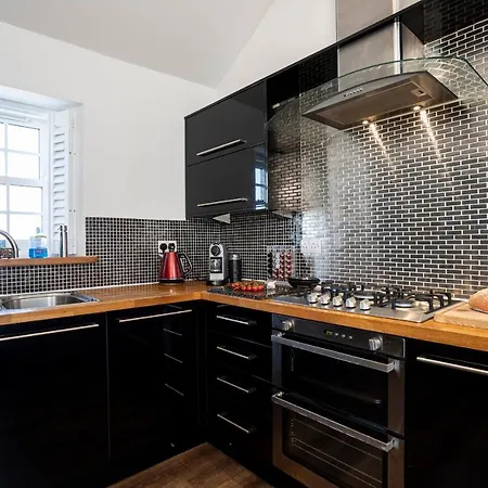 Finest Retreats - Walney Island Lighthouse * Rampside