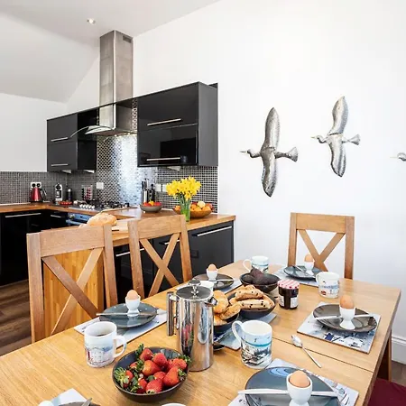 Finest Retreats - Walney Island Lighthouse Rampside