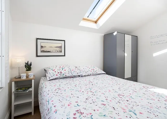 Finest Retreats - Walney Island Lighthouse * Rampside